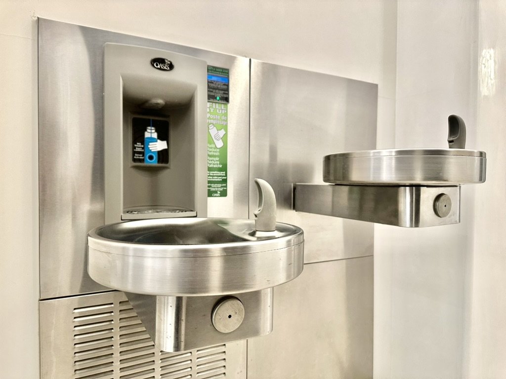Cold-filtered water station with sensor