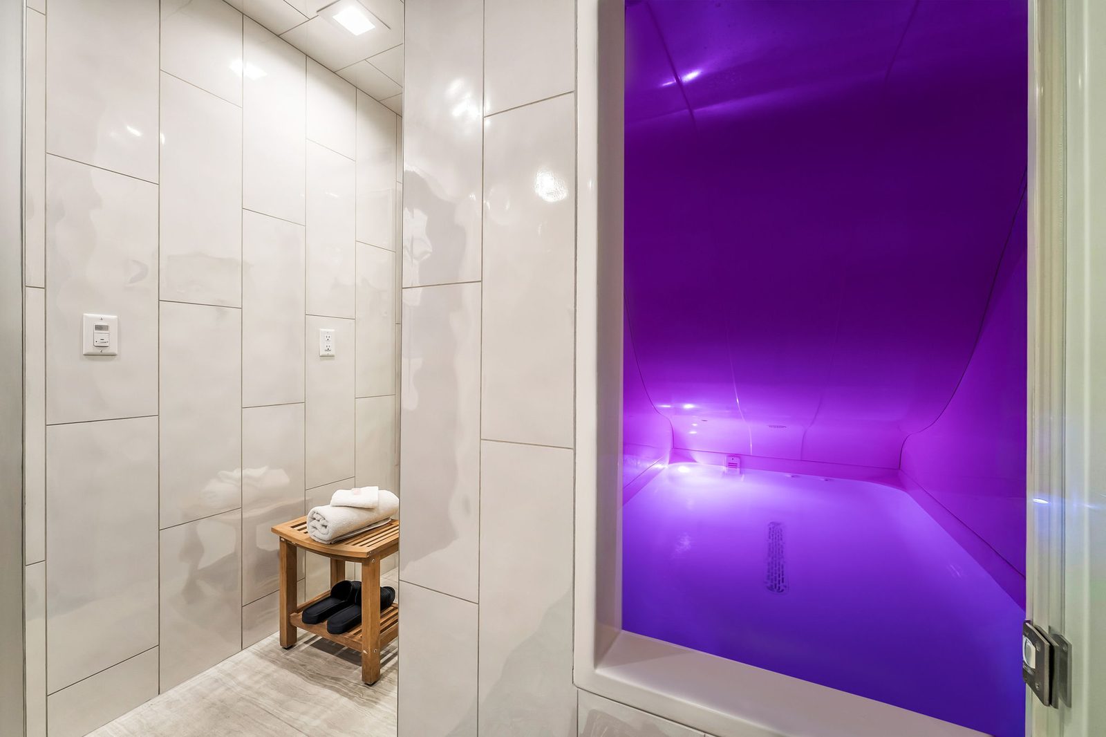 Float pod with violet light
