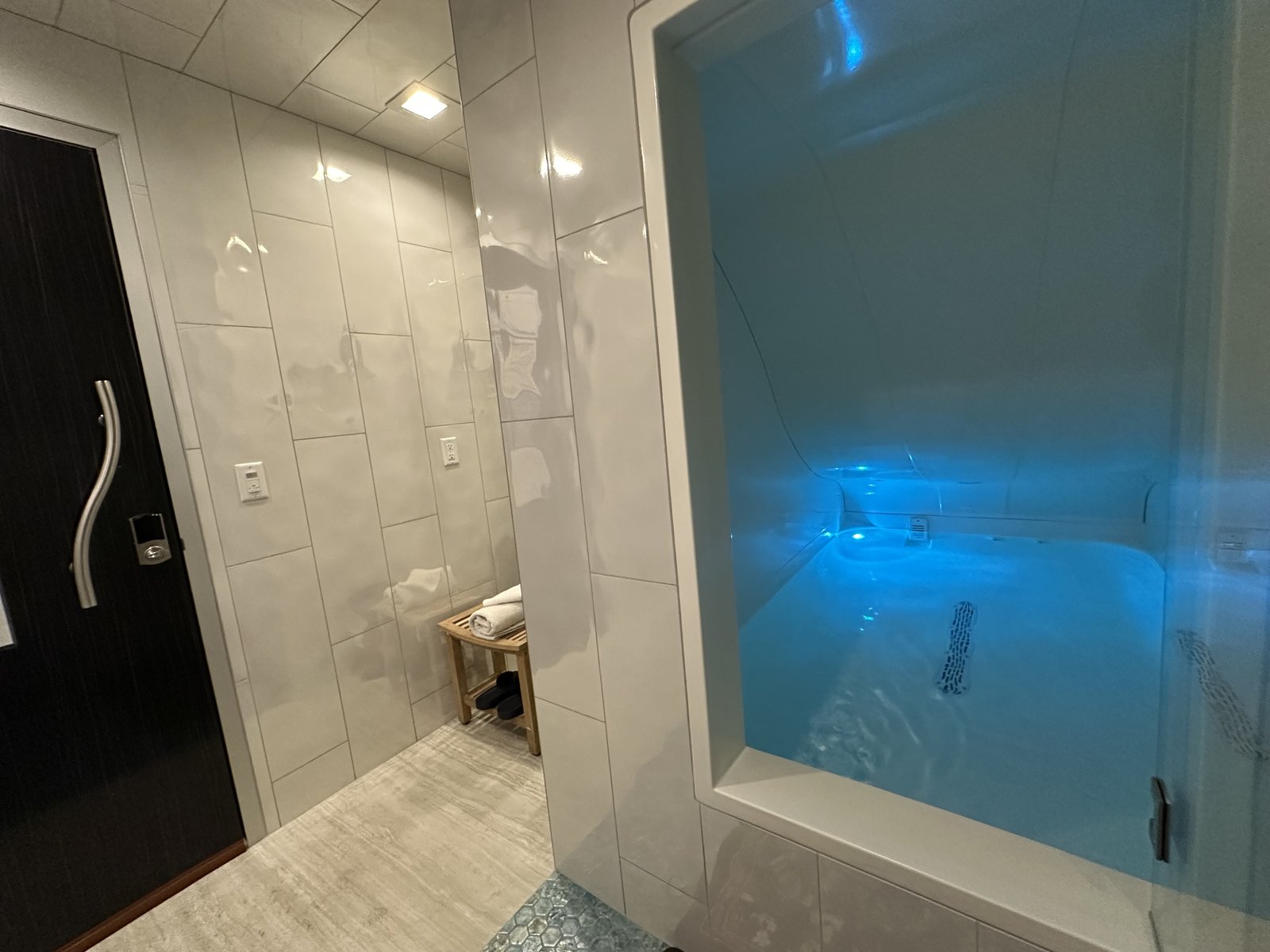 St. Tropez float room