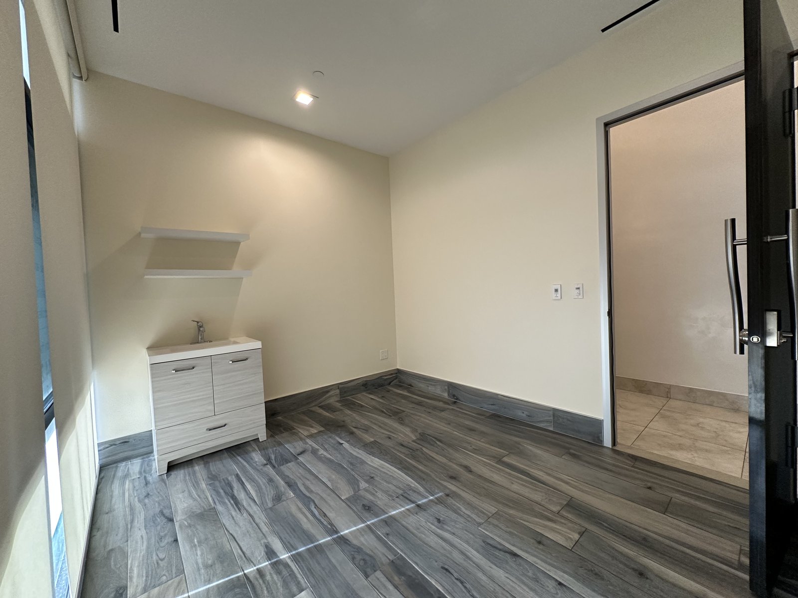 Large salon suite